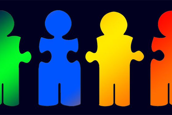 4 mensfiguren die als puzzelstukjes aan elkaar passen